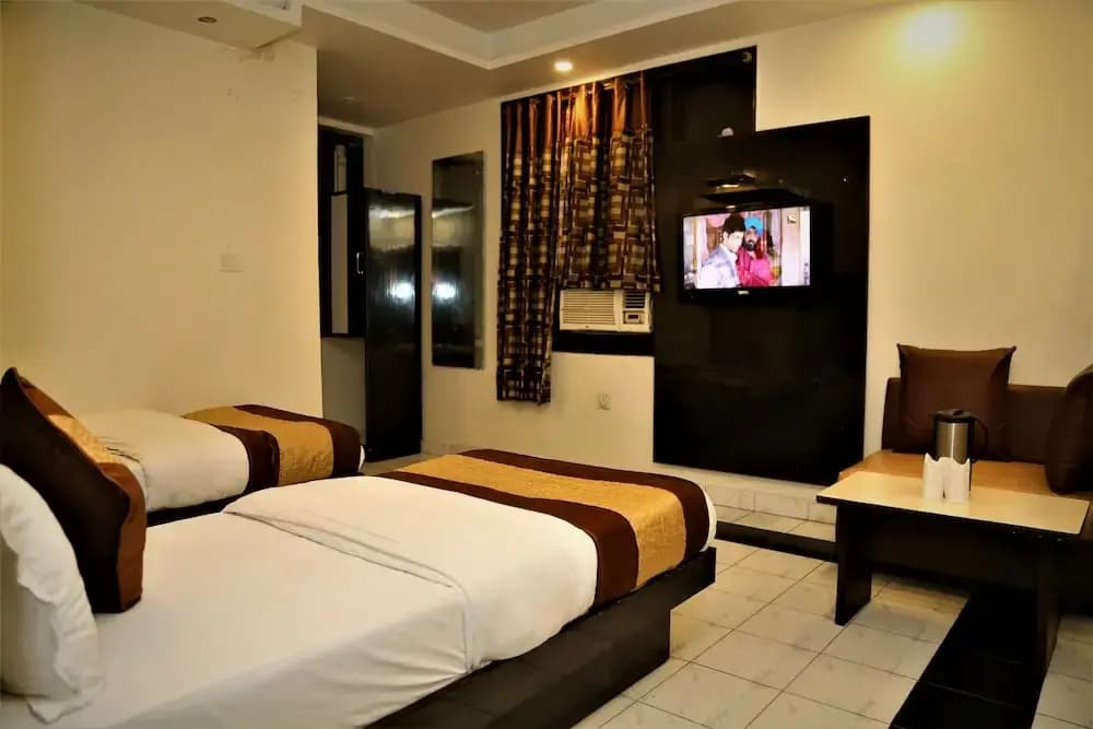 Hotel Suzi International - photo 3