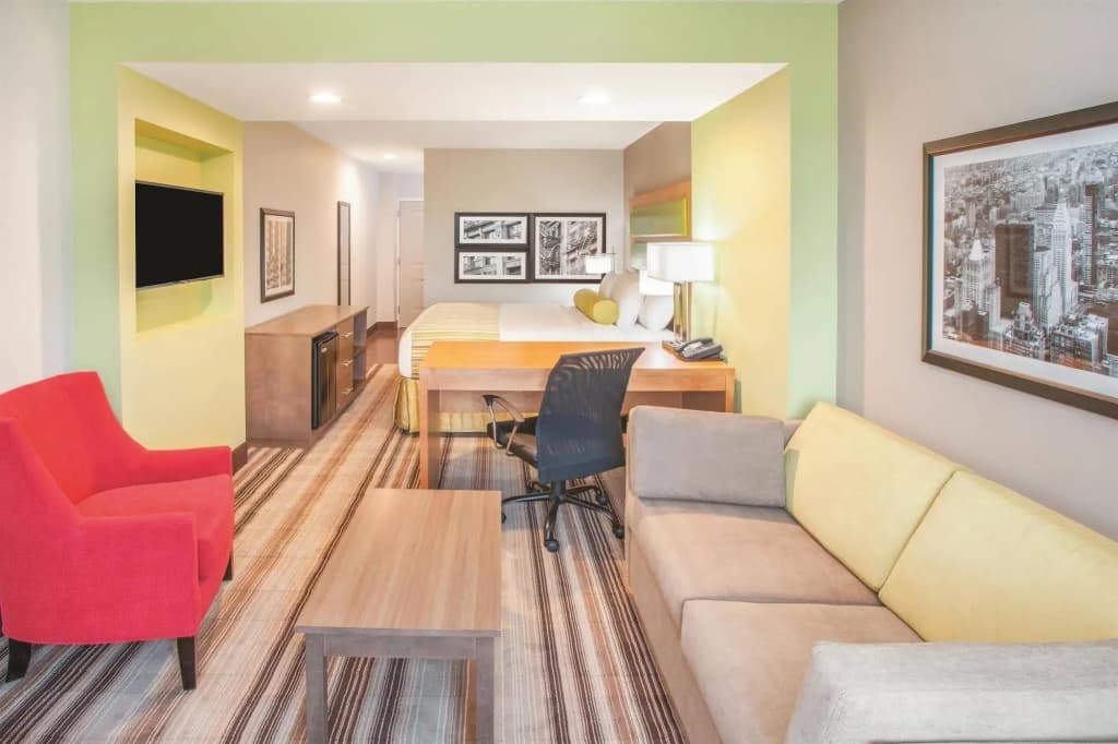 La Quinta Inn & Suites Far Rockaway - JFK Airport - photo 13
