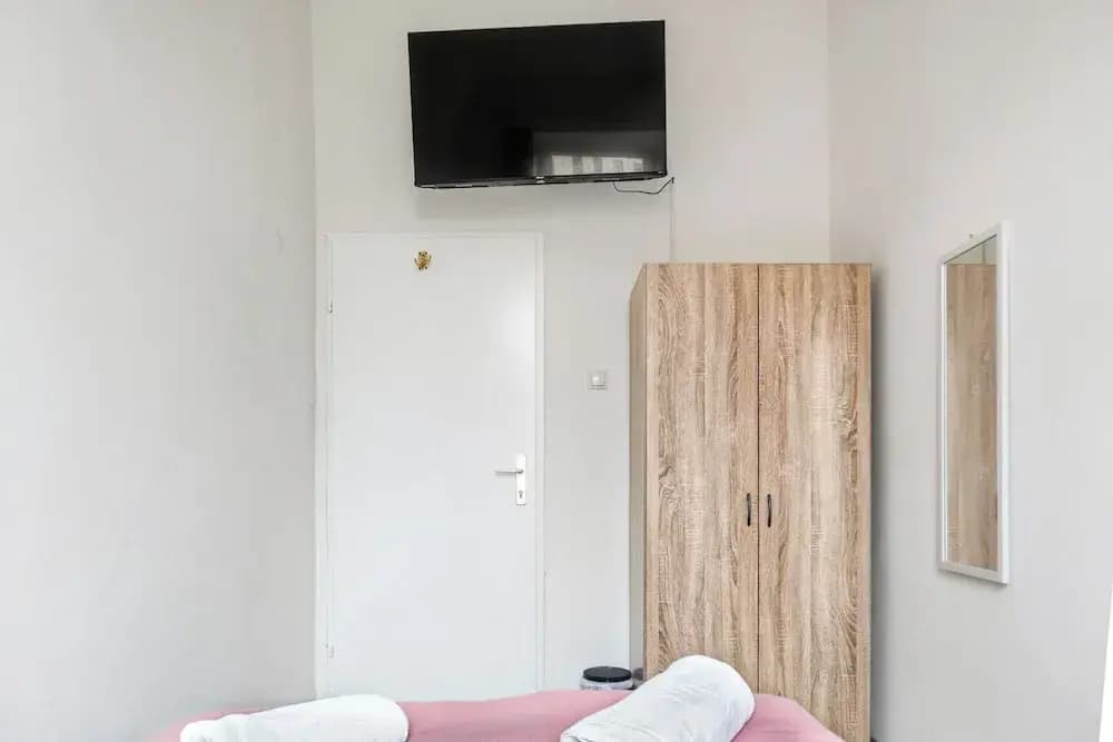 Cozy Room Shared Apt Millennium Tower - photo 19