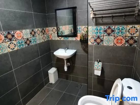Midas 1BR Modern Vintage 5pax Netflix Pet Friendly - photo 1
