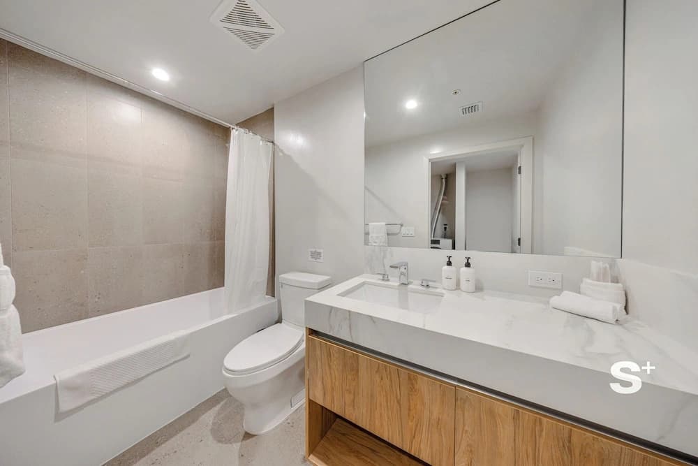 Modern Condo in DTW Miami - Pool & Gym - photo 9