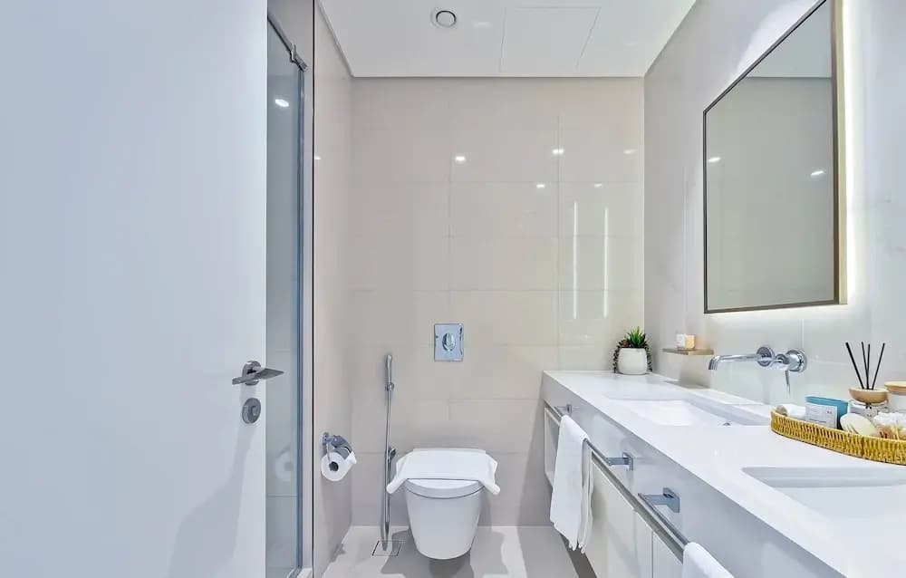 Stylish 2BR in Emaar Beach Front w/ Private Beach - photo 2