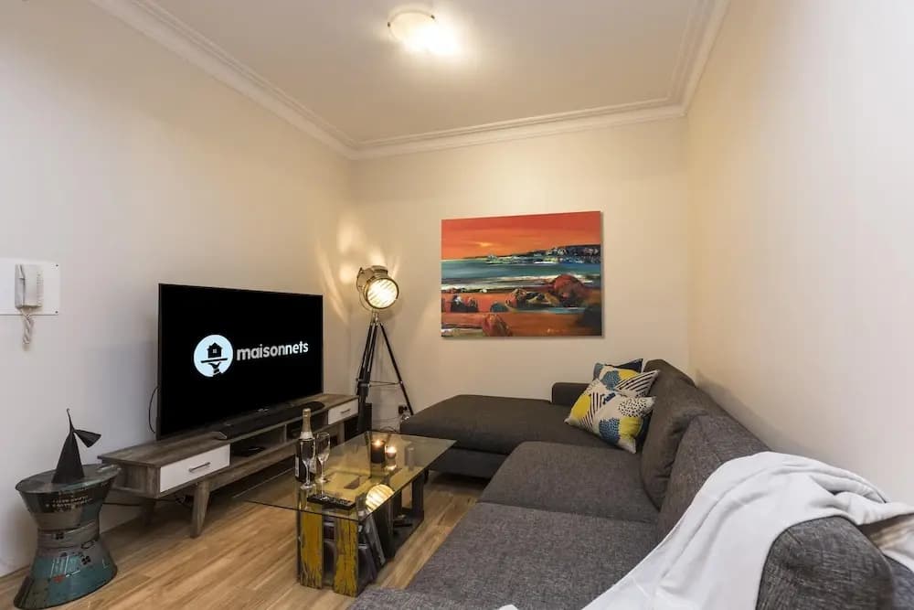 Queen Bed With Private Bathroom In Redfern Apt - photo 3