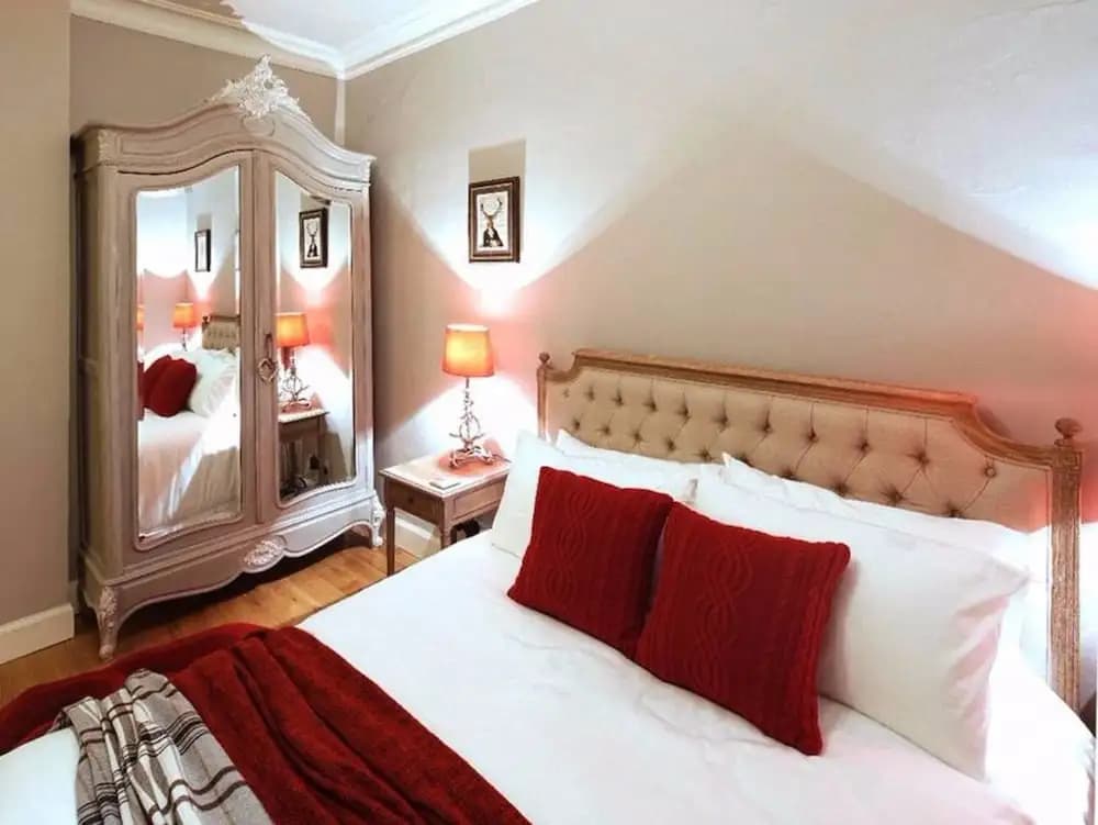 1 Bedroom Flat With Castle View - photo 4