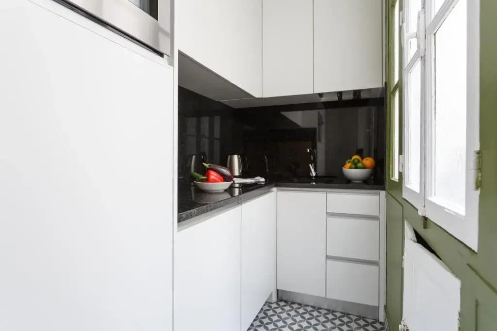 Bright and Newly Renovated 2 Bedroom Apartment, Hip & Central Paris, Montmartre-Opera - photo 11