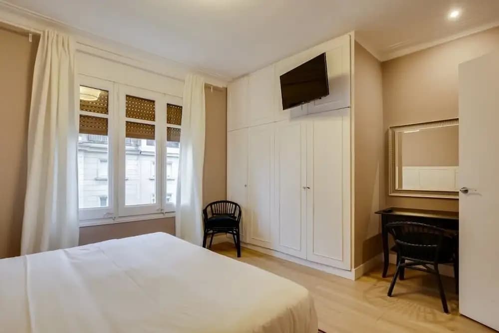 Cosy 3 Bed 2 Bath in Vibrant Eixample, Near Metro - main photo