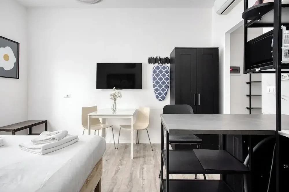Stylish Studios near Subway - photo 3