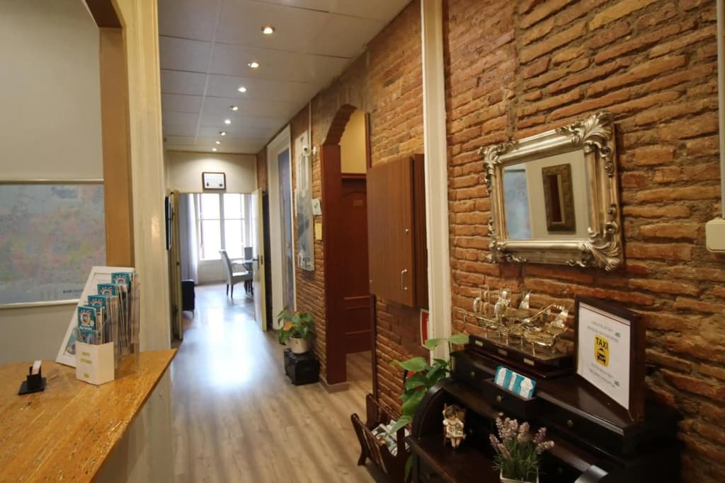 Hostal Orleans - photo 12