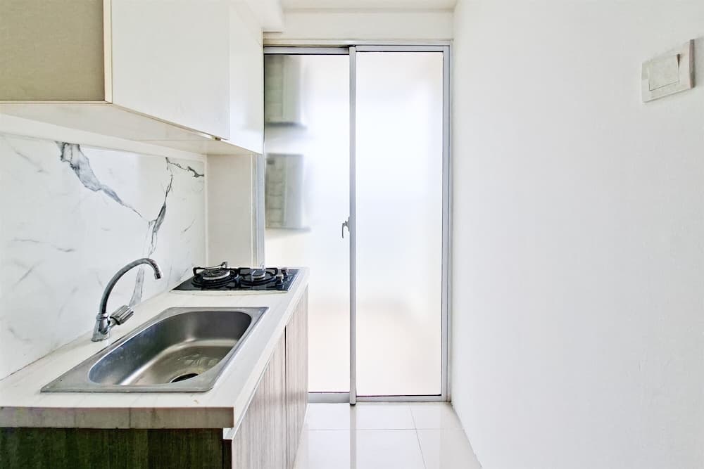 Studio Apartment Near Bojong Indah Station At Vittoria Residence - photo 13