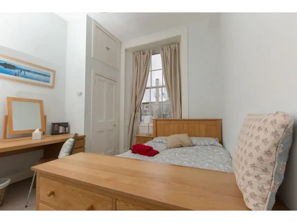 Spacious, Bright 5-br Flat for 10 in Edinburgh - photo 3