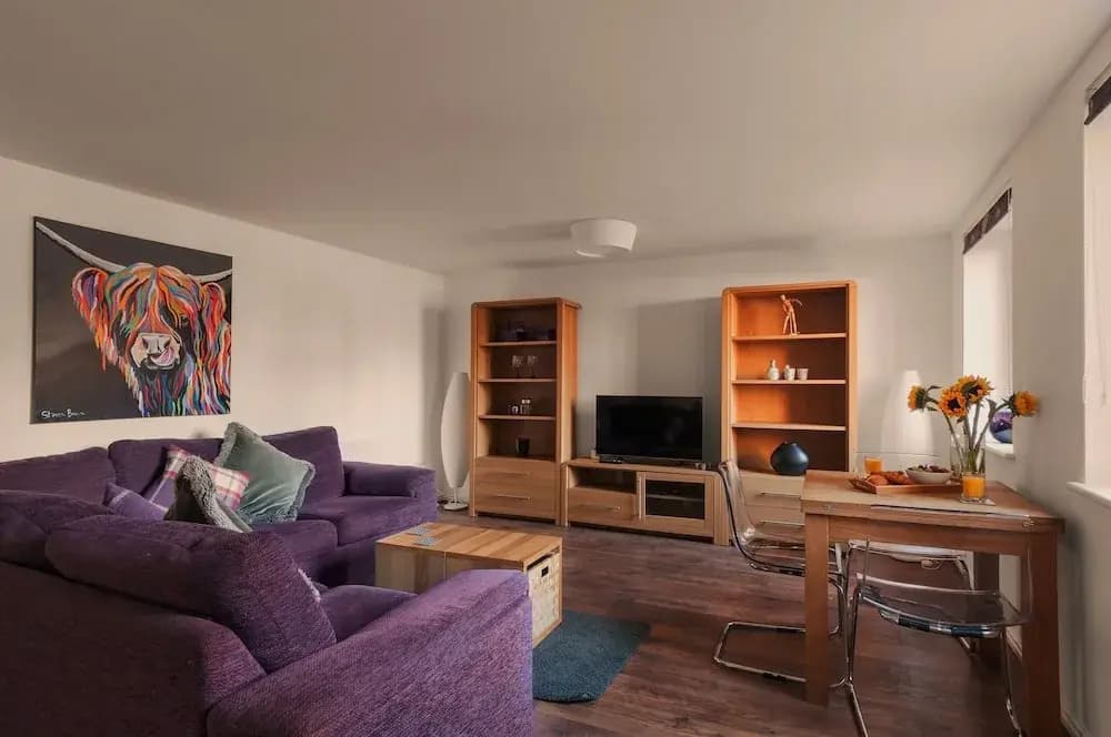 This fantastic 3 bed ground floor apartment has private parking too! - photo 6