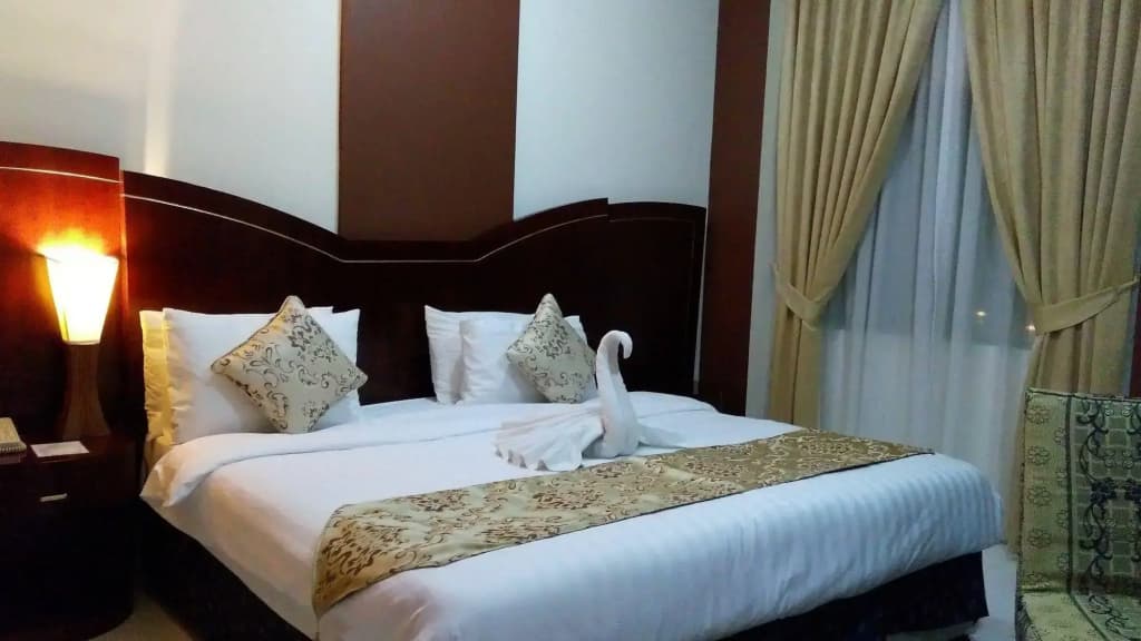 Royal Crown Hotel & Suites - photo 4