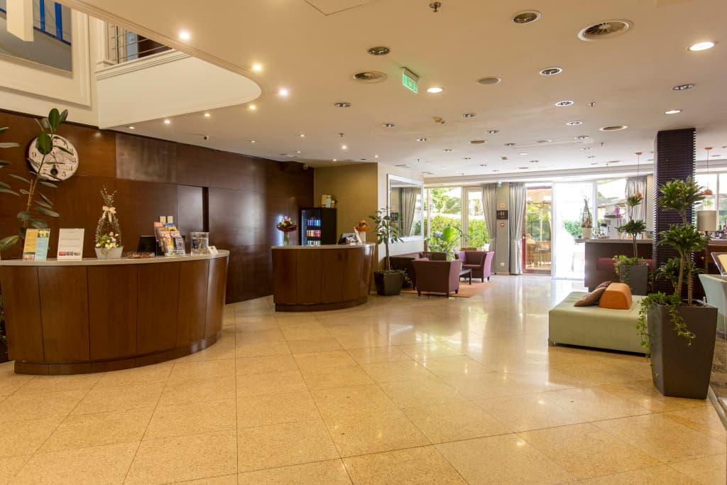 Lions Garden Hotel - photo 2