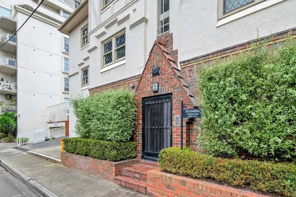 Charming 2-bed Apartment With Fireplace & Parking - photo 1