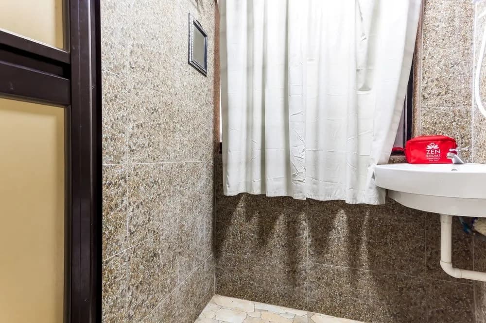Everest Hotel by OYO Rooms - photo 8