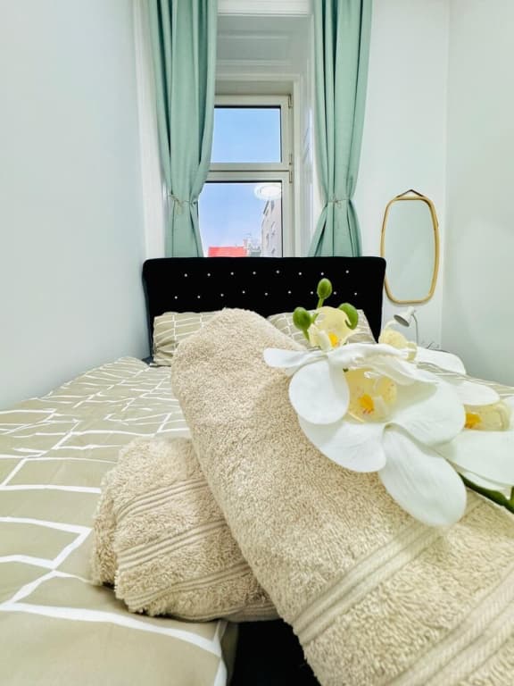 Stylish 9BR Apartment for 18 Guests - photo 11