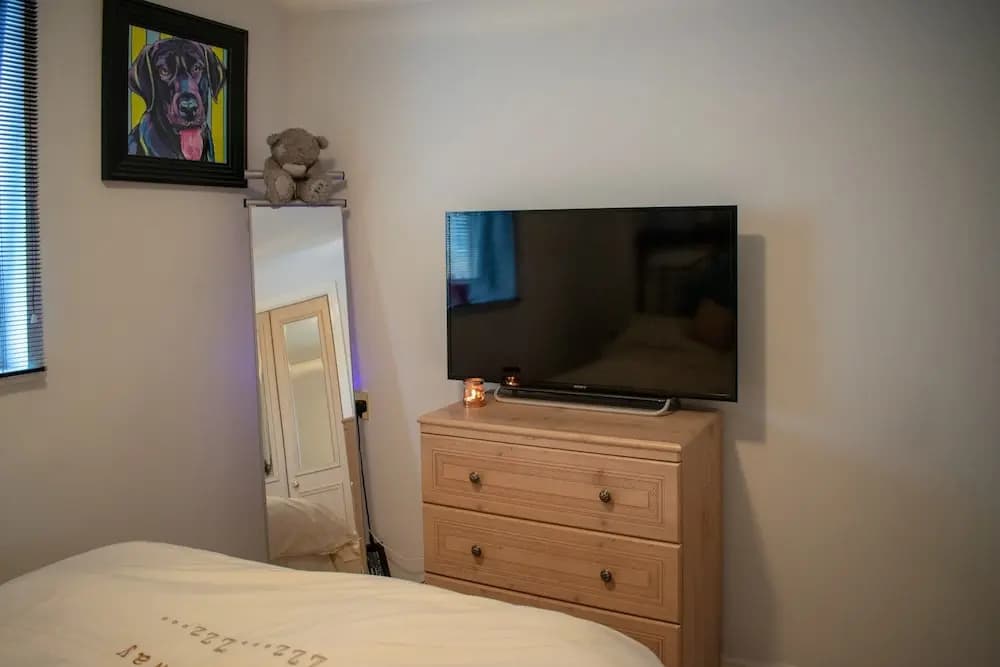Homely 2 Bedroom Flat in Bonnington - photo 3