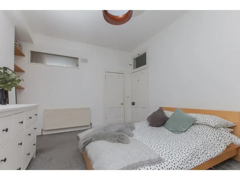 Spacious, Stylish 2BR Flat For 4 in Leith Walk - photo 4