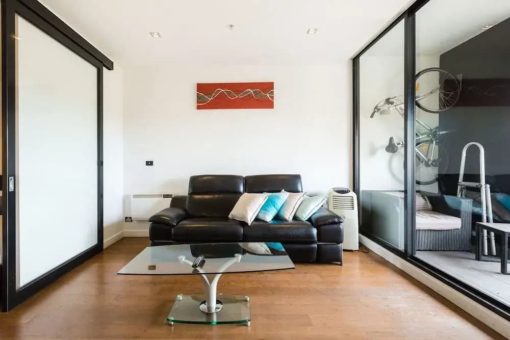 Cleo, 1BDR St Kilda Apartment - photo 4