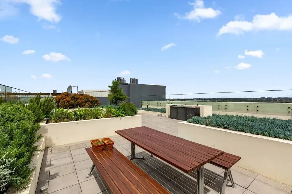 Luxe 2-bed: Modern Interiors, Balcony & BBQ Area - photo 9