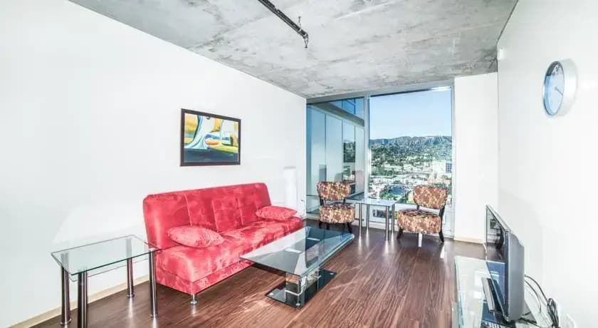 Hollywood Mirage Apartment - photo 2