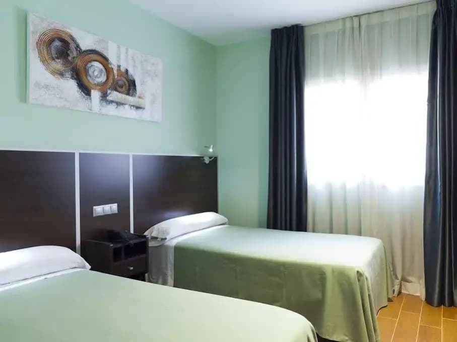 Hostal Avenida Barajas - photo 4