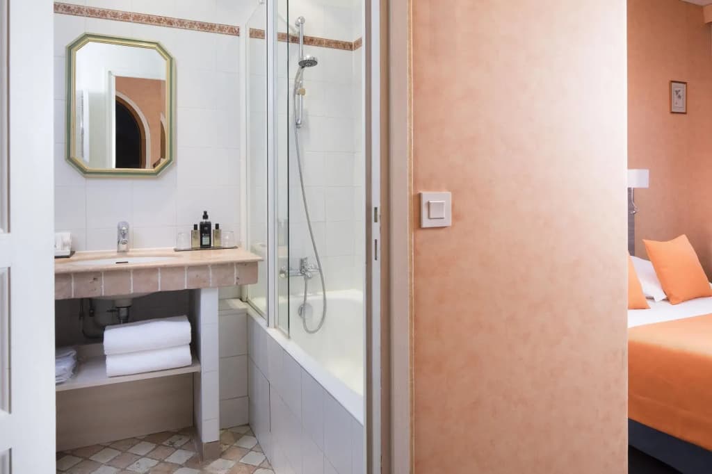 Hotel Les Rives De Notre Dame - photo 10