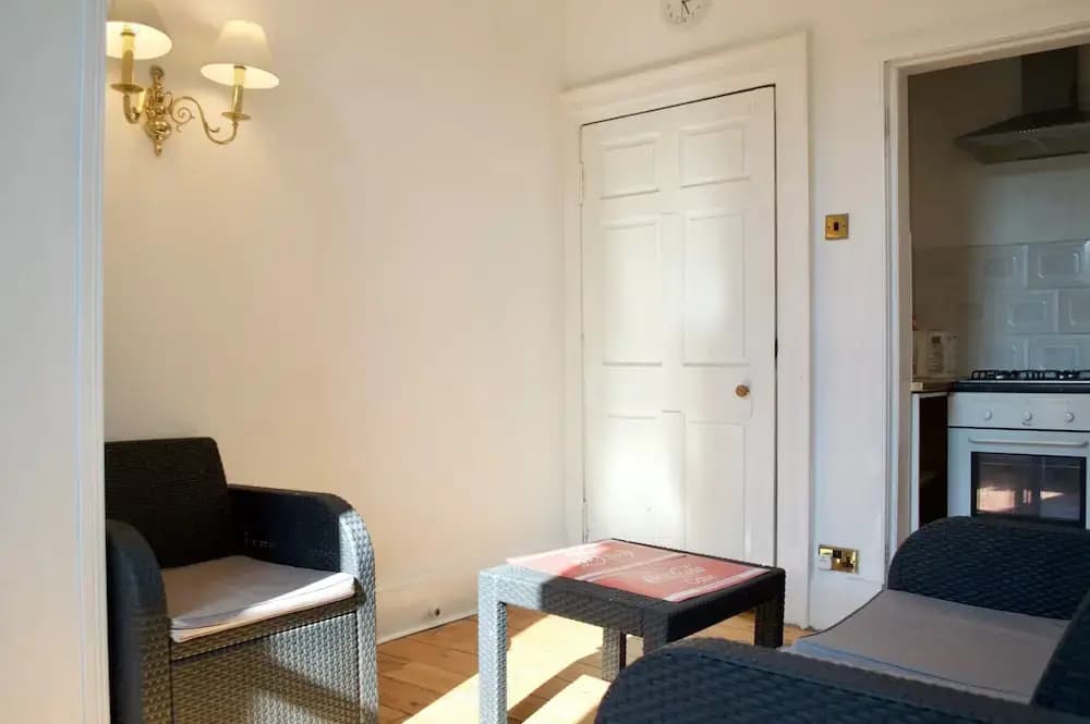 2 Bedroom Flat In Central Edinburgh - photo 3