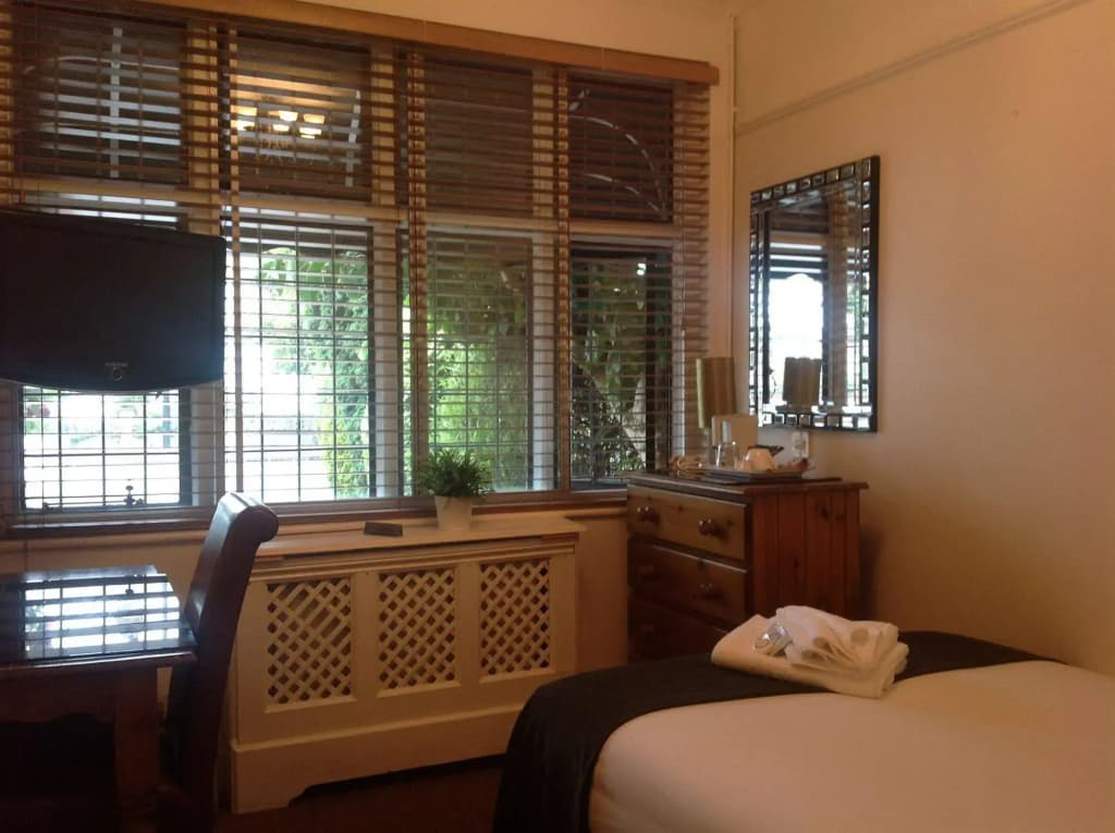 Oak Lodge Hotel - photo 2