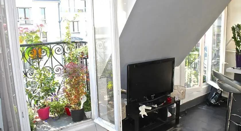 Charming Studio With Two Balconies - photo 6