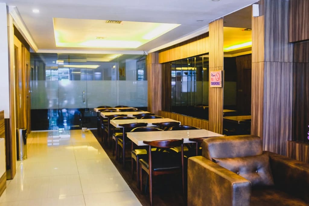RedDoorz Plus @ Thamrin - photo 17