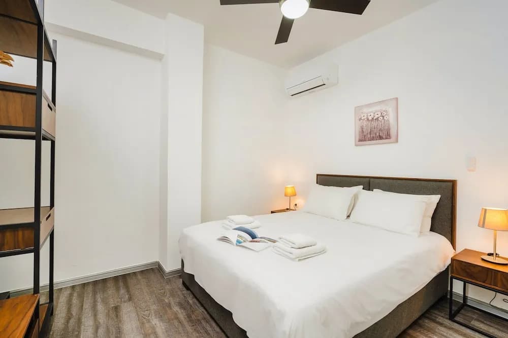 "sanders Home Suites - Bright Downtown 1-bdr. Apt." - photo 2