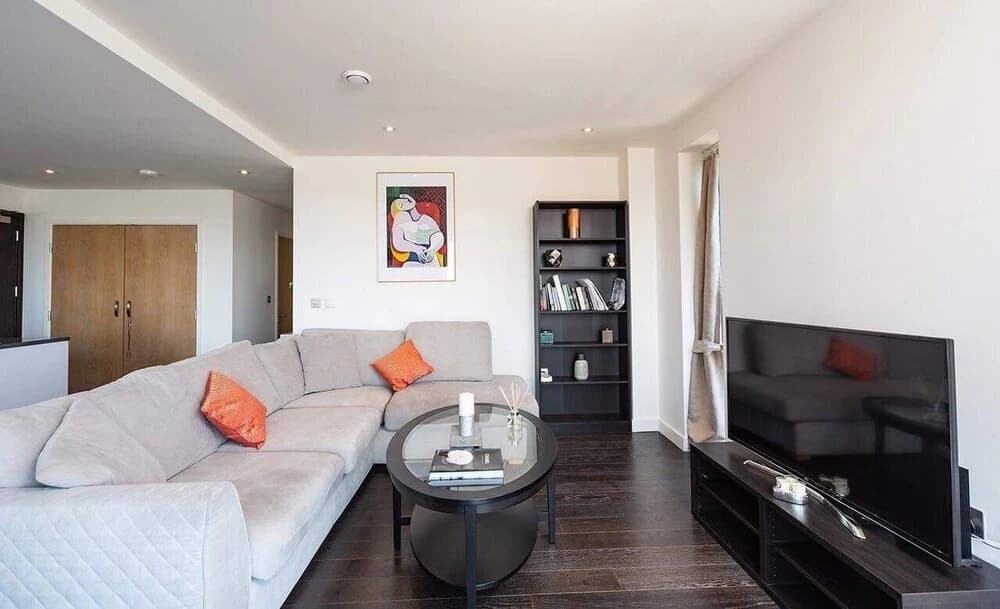 2 Bed Luxury Apartment in N. Greenwich - photo 3