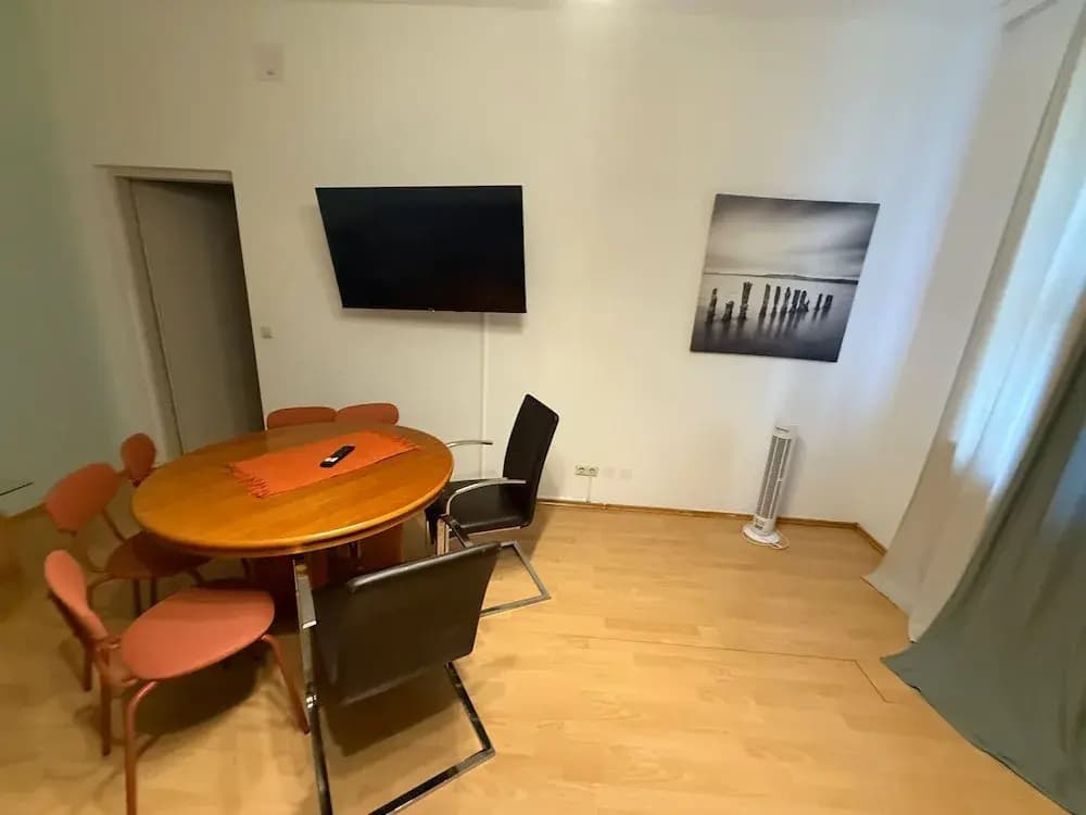 2BR Plus LR Apartment Sleeps 6 Central - photo 10