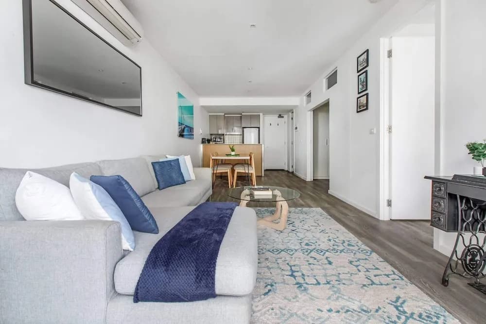 Beautiful 2BR APT With Balcony, Pool and Gym - photo 11