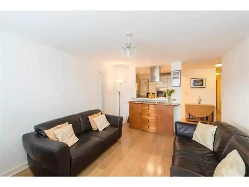 2 Bedroom Apartment In Edinburgh - photo 3