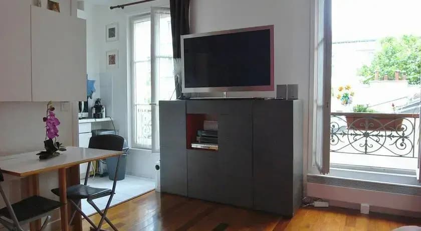 One Separated Bedroom Saint Sebastien - photo 4