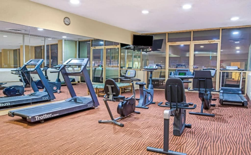 APM Inn & Suites - photo 13