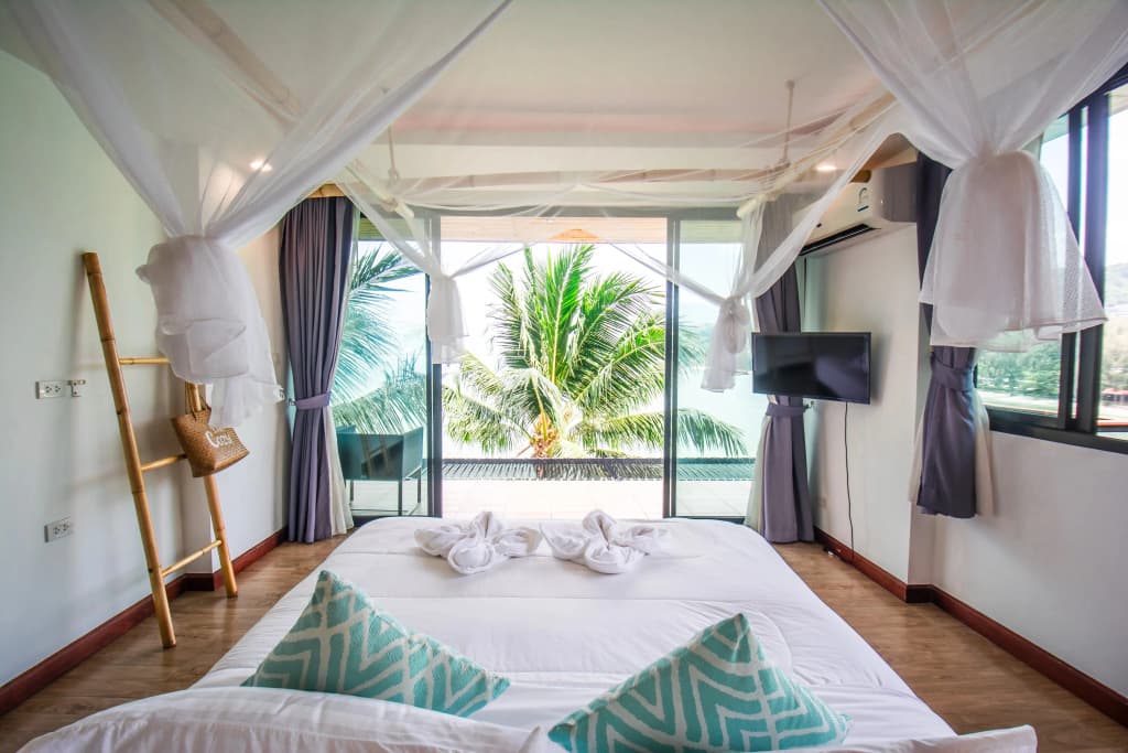 The Cozy Beach Front Hotel - photo 4