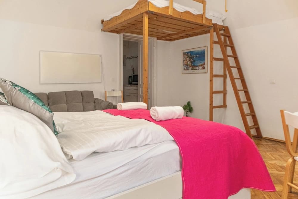 Affordable 1BR Flat for 5 Near Belvedere - photo 1