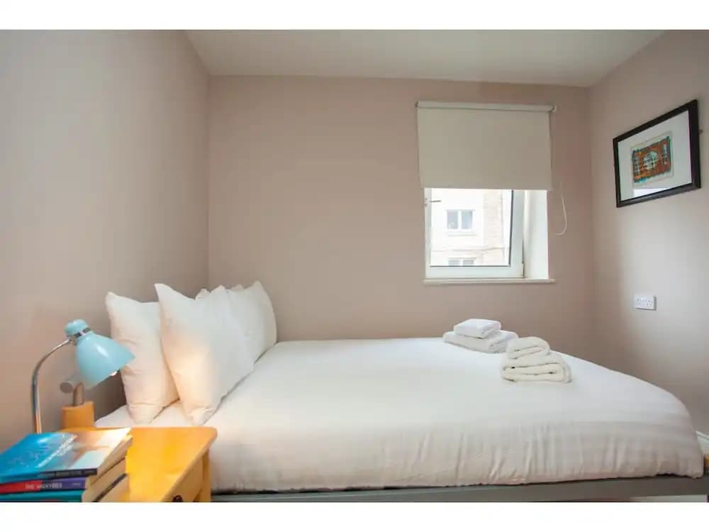 Gorgeous 2 Bed Flat in Historical Edinburgh - photo 2