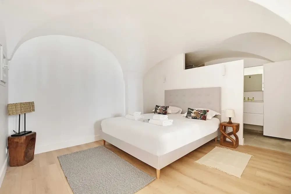 Authentic Apartment - 2br/4p - Monnaie - photo 11