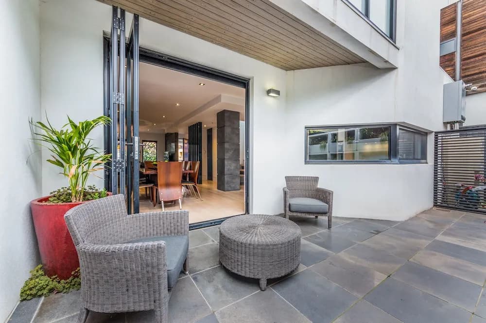 Luxury Designer Townhouse Parking - photo 16