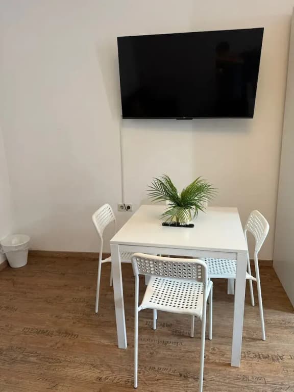 Affordable 2BR Apt 10 Min to Westbahnhof - photo 7