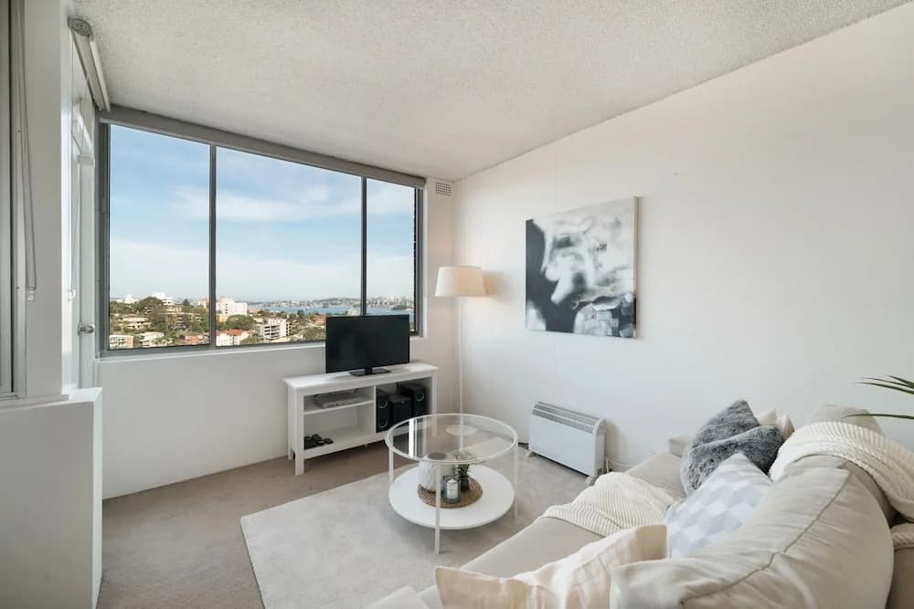 Bright And Sunny Studio Apartment - photo 2