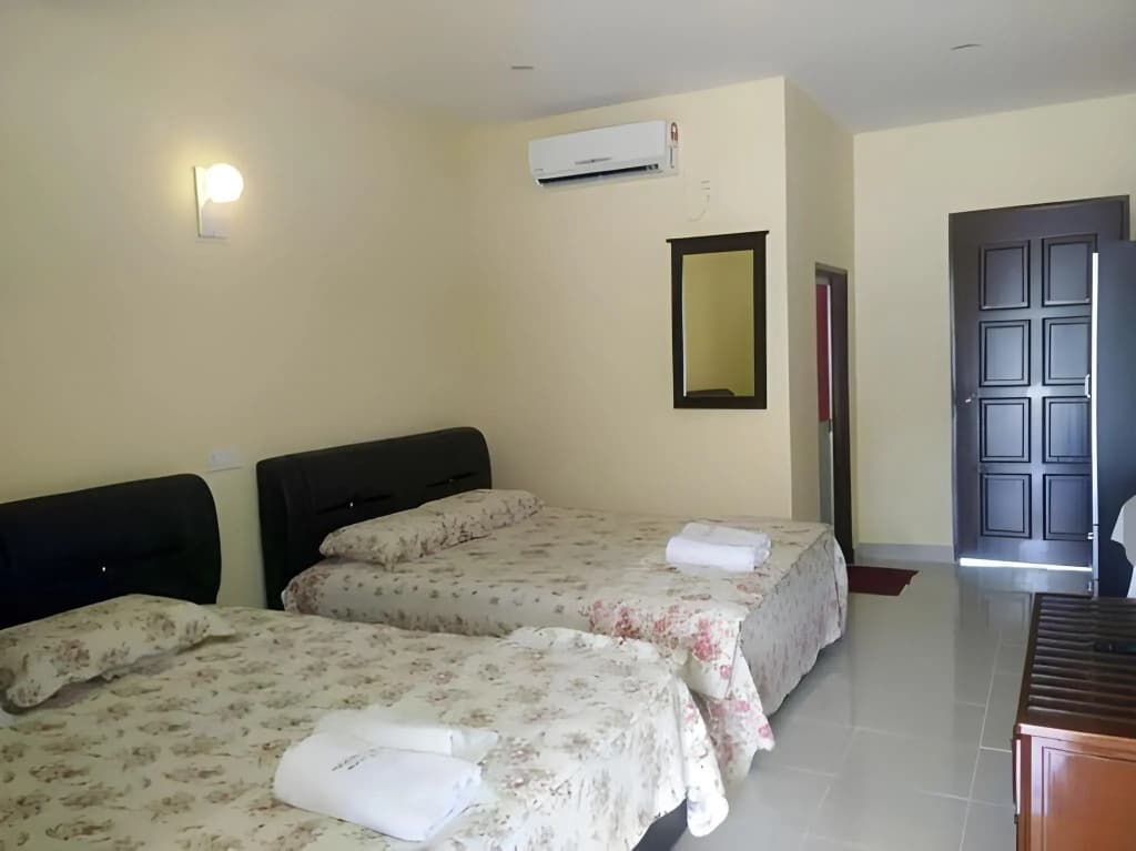 Penarak Bamboo Beach Motel - photo 5