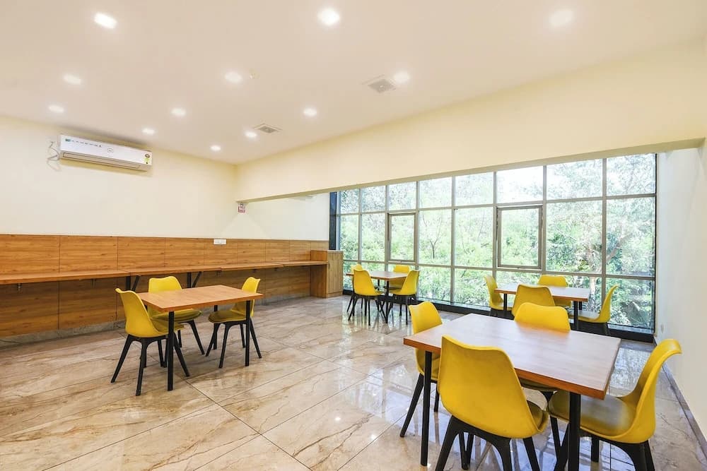 Fabhotel Celebrity Inn - photo 18