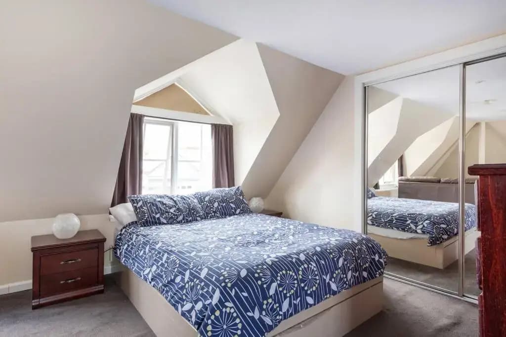 Upstairs Studio Apartment with street access - photo 6