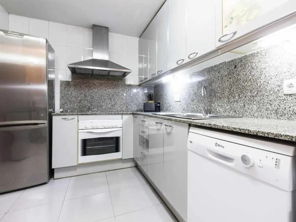 Comfortable 4 rooms 2Bath w balcony - photo 14