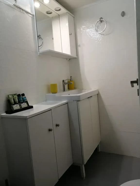 Bright And Modernized Apartment Psyri - photo 7
